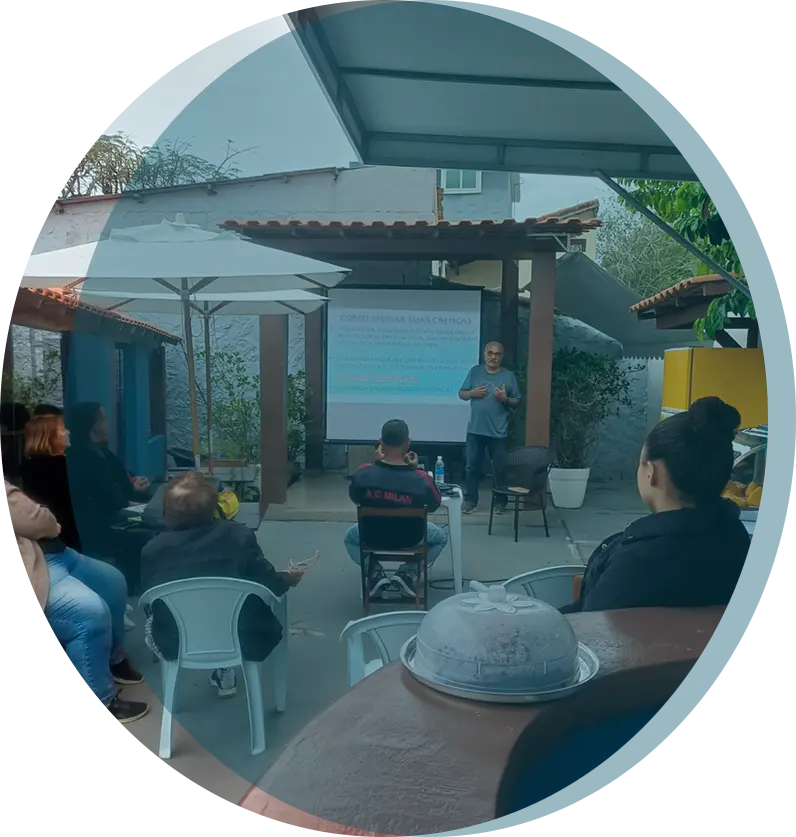 foto criança com idosa sorrindo